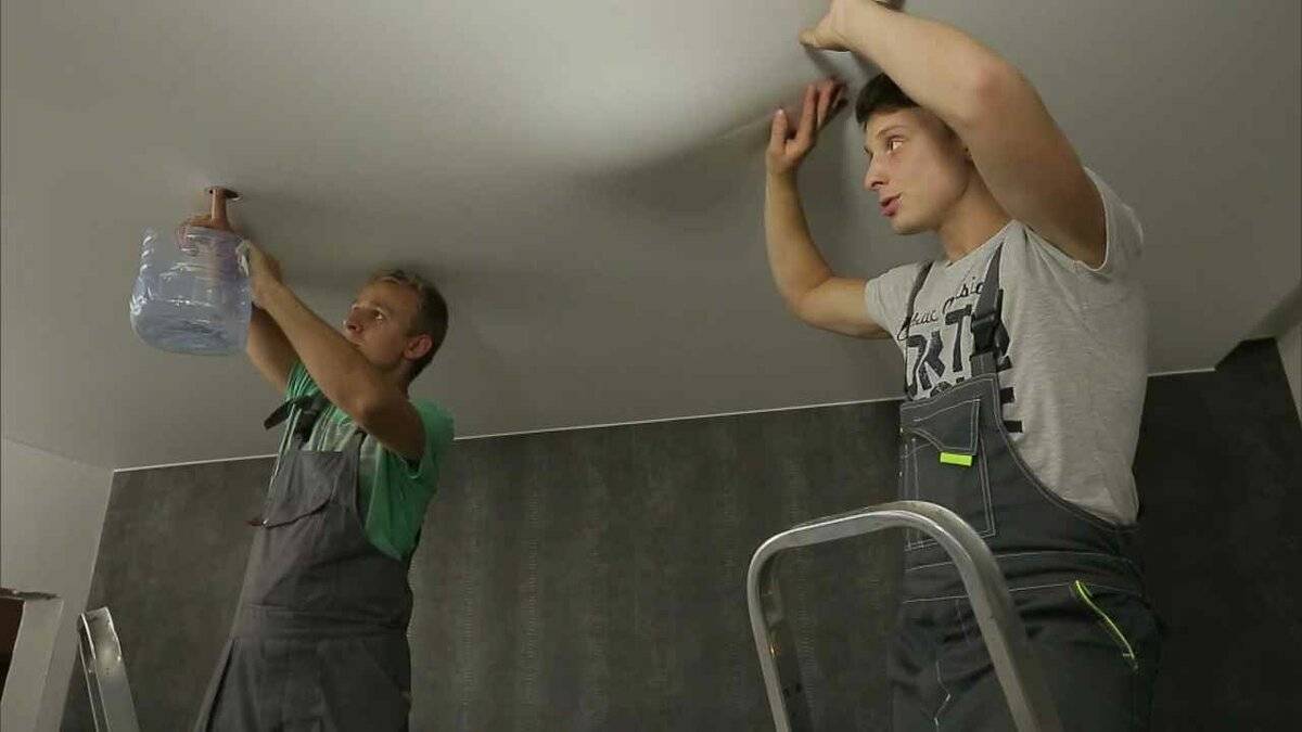 Как слить воду с натяжного потолка самостоятельно